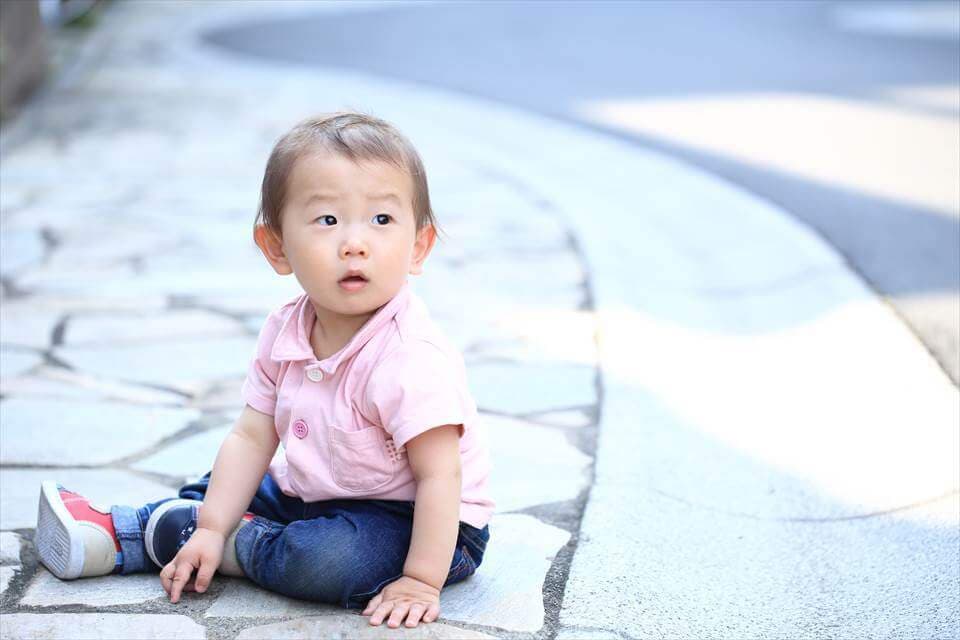 道に座る赤ちゃん