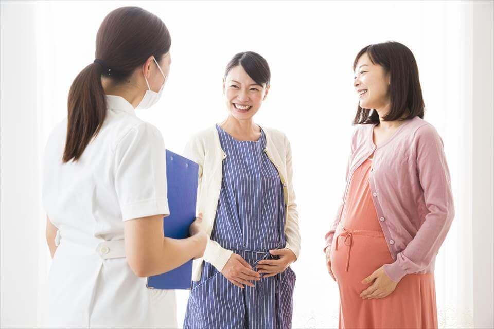 妊婦と看護師