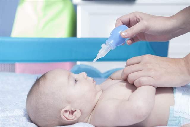 スポイト式の鼻水吸引器を使う赤ちゃん