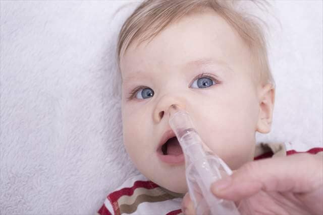 電動式鼻水吸引器を使う赤ちゃん