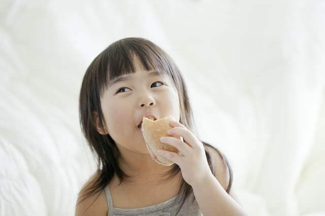パンを食べる子供