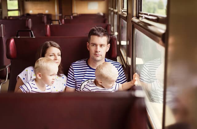 電車に乗る家族