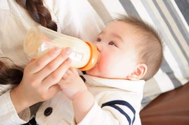 赤ちゃんがミルクを飲む