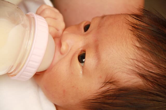 ミルクを飲む新生児