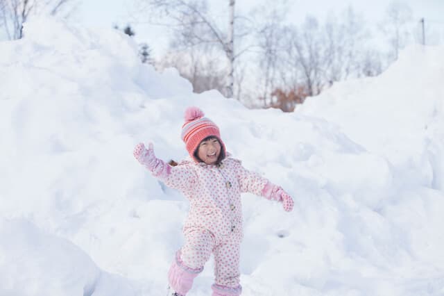 雪で遊ぶ女の子
