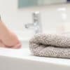 湿ったタオルには細菌がたくさん！家族で使う手拭きタオルの替え時は？