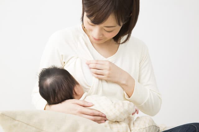 赤ちゃんを抱く母親