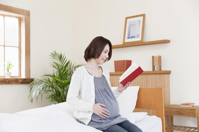 本を読む妊婦