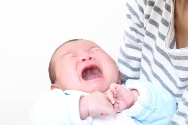 号泣する赤ちゃん