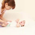 赤ちゃんのおしっこで体調の変化がわかる?おむつがピンク、赤い、青いだったら要注意!