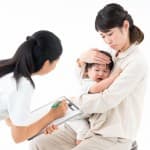 生まれたての赤ちゃんにあざが?「サーモンパッチ」の原因・症状・対処法