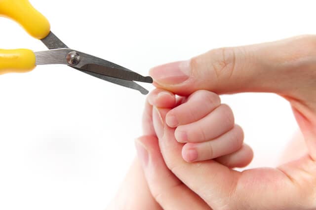 赤ちゃんの爪切り