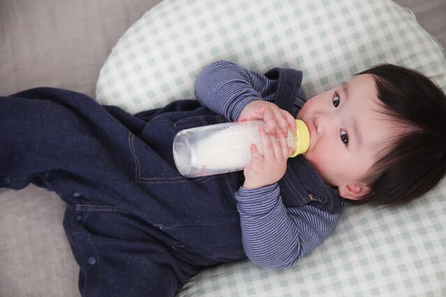 1人でミルクを飲む赤ちゃん