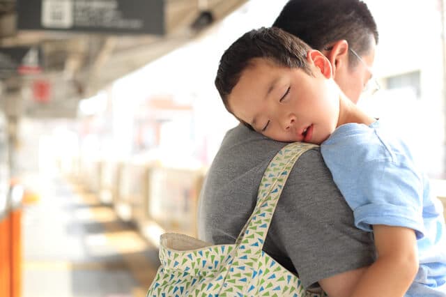 child-sleeping-in-a-dad-hugged