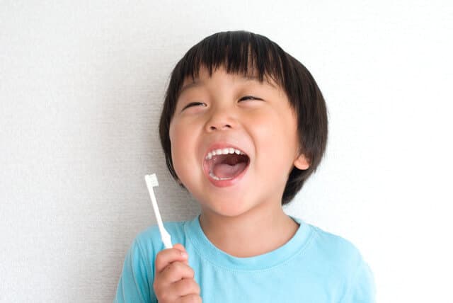 歯磨きをする子ども