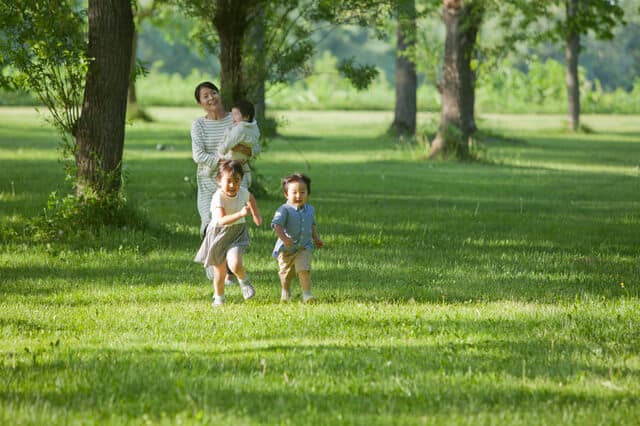 公園で遊ぶ家族