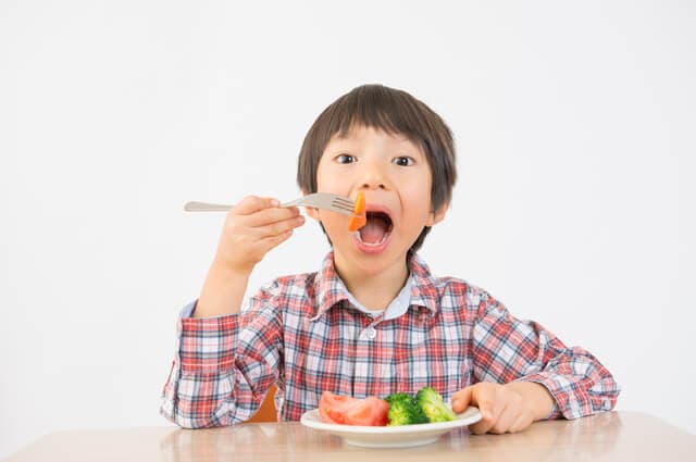 野菜を食べる子ども