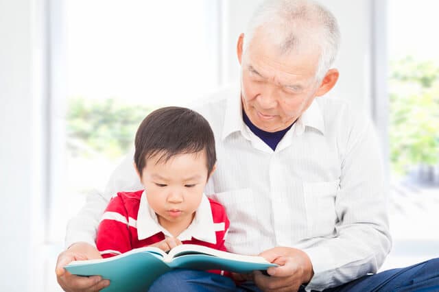本を読むおじいちゃん
