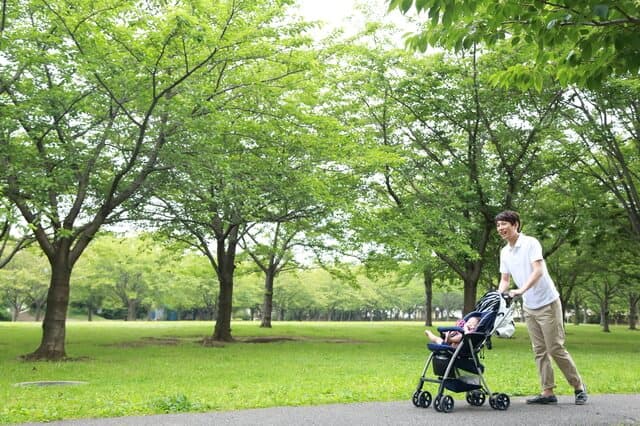 散歩するパパと赤ちゃん
