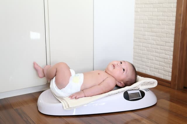 体重を計る赤ちゃん