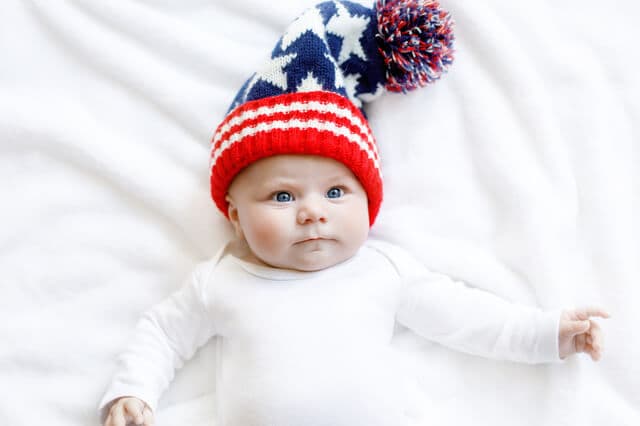 帽子をかぶる赤ちゃん