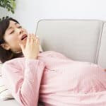 出産兆候?妊娠後期や臨月につわりのような吐き気を感じるのはなぜ?
