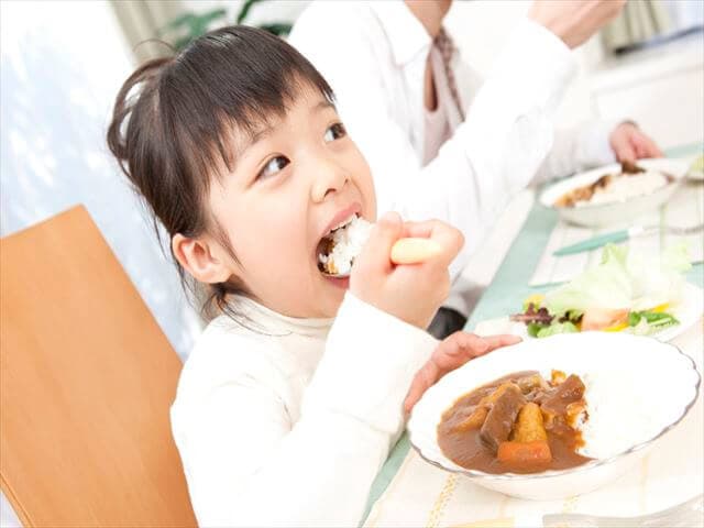 ご飯を食べる女の子