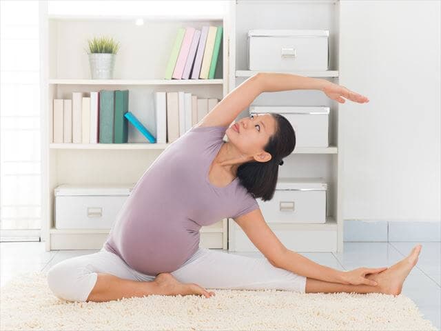 ストレッチをする女性