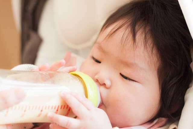 フォローアップミルクを飲む赤ちゃん