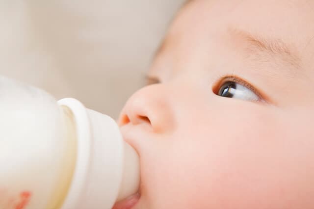 ミルクを上手に飲む赤ちゃん