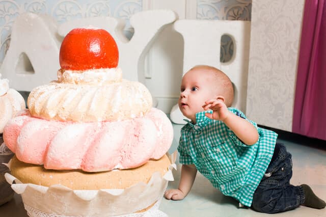 大きいケーキと赤ちゃん