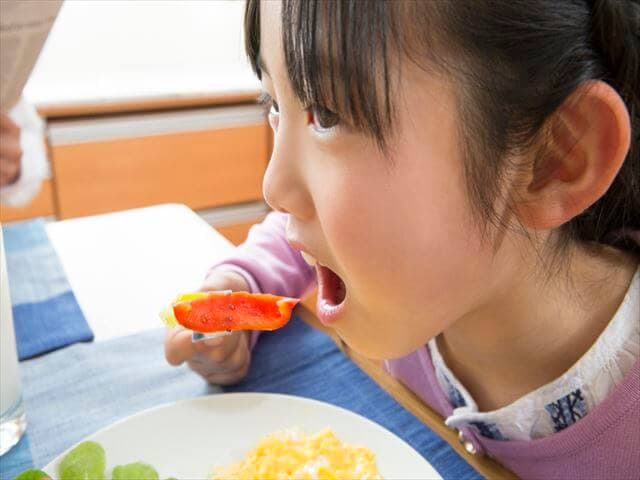 野菜を食べる子ども