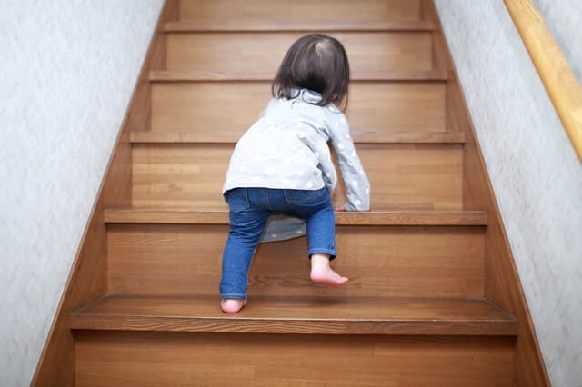 階段をのぼる赤ちゃん