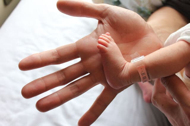 新生児と大人の手