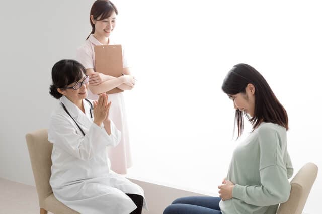 産婦人科で話している妊婦