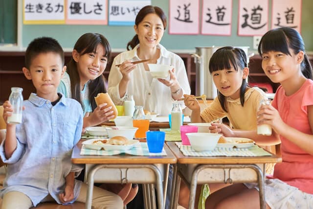 給食を食べて笑顔