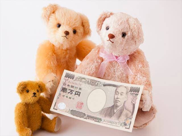 1万円を持つテディーベア
