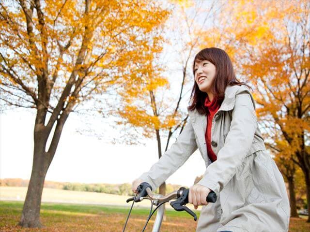 安全に自転車に乗る女性