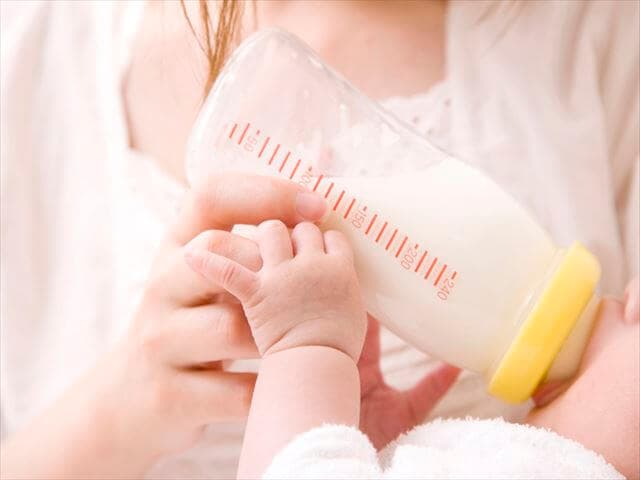 哺乳瓶を使ってミルクを飲む赤ちゃん