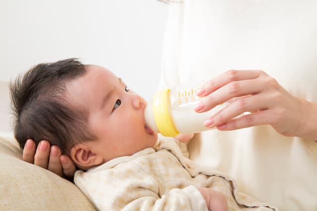 授乳クッションを使ってミルクを飲む赤ちゃん