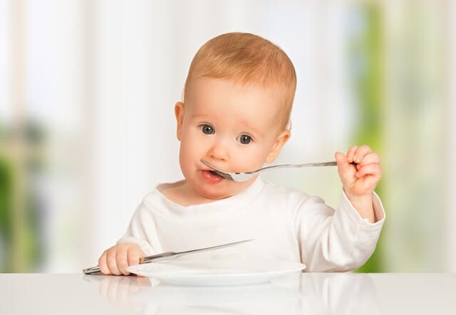 冷凍の離乳食を食べる赤ちゃん