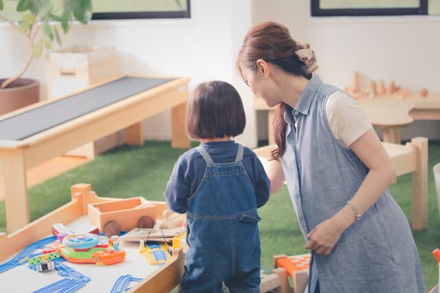 家で遊んでいるママと子ども