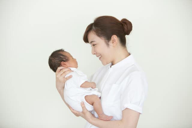 助産師さんと赤ちゃん