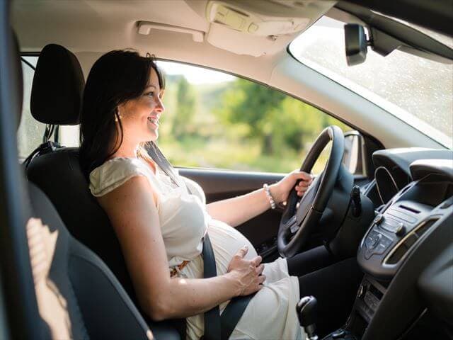 車を運転する妊婦