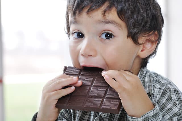 チョコレートを食べる男の子