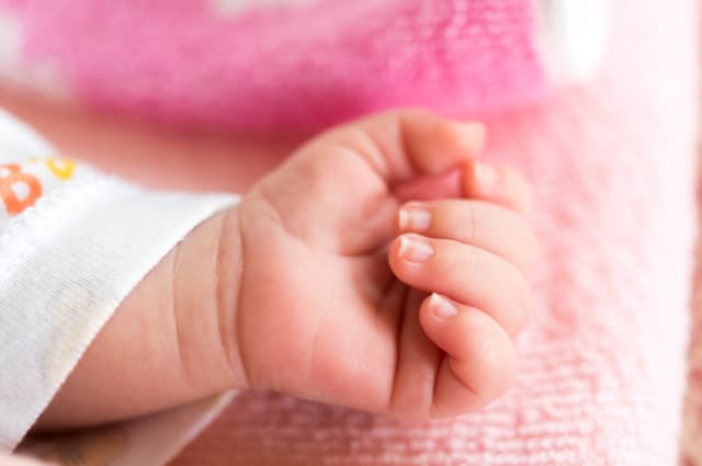 赤ちゃんの手とタオル