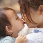 愛情の証し！親子で子どもの唇にキスするのはあり？なし？
