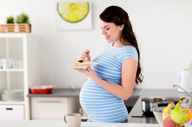 間食する妊婦