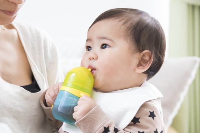 赤ちゃんはいつからストローで飲める 上手なストロー練習方法 たまgoo