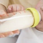 外出時の粉ミルク作り！少ない荷物でミルクを作るアイデア８つ